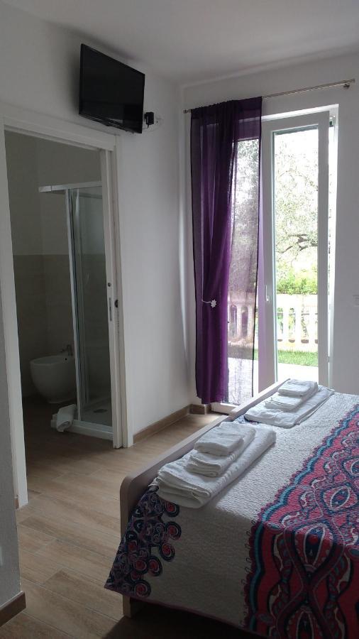 Bed and Breakfast La Vie Est Belle Finale Ligure Exterior foto