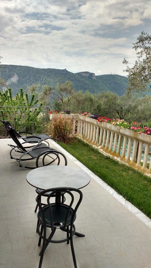 Bed and Breakfast La Vie Est Belle Finale Ligure Exterior foto