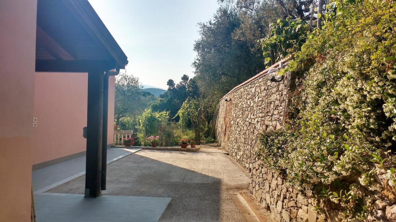 Bed and Breakfast La Vie Est Belle Finale Ligure Exterior foto