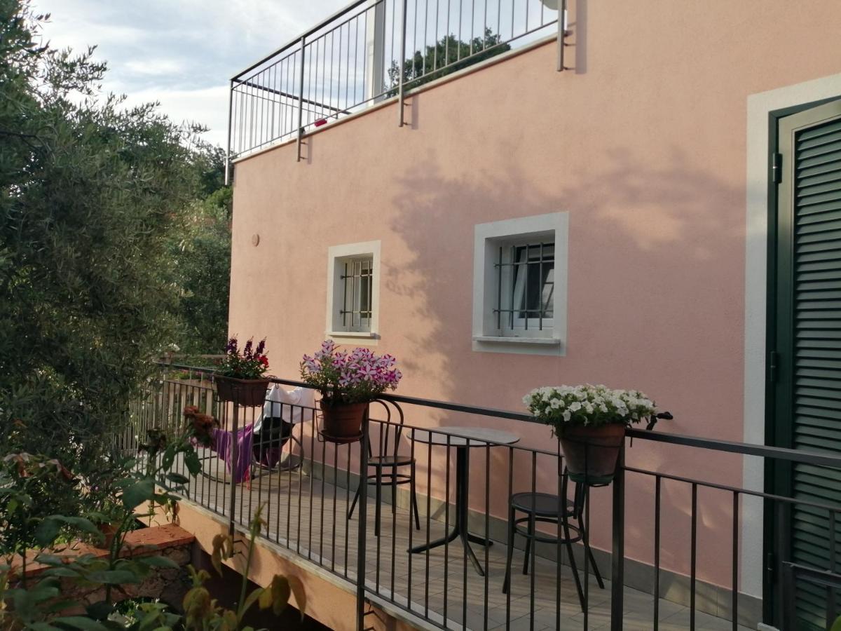 Bed and Breakfast La Vie Est Belle Finale Ligure Exterior foto
